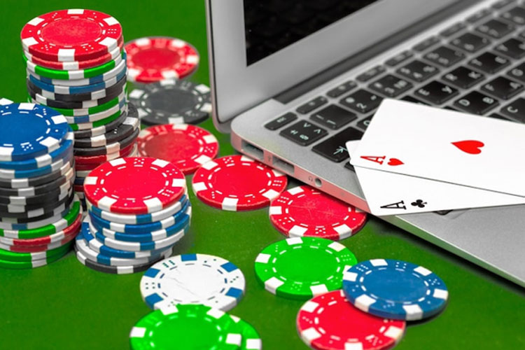 É possível ganhar dinheiro jogando poker grátis no ano atual